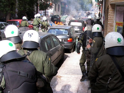 Σύρραξη οικονομικών μεταναστών στο κέντρο της Αθήνας