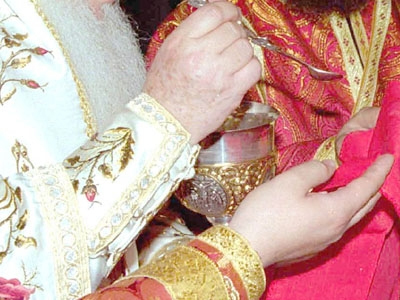 Ανάγκασε με την απειλή μαχαιριού τον ιερέα του χωριού να τον μεταλάβει