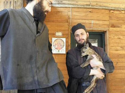 Μοναχοί μεγαλώνουν ορφανό ζαρκαδάκι