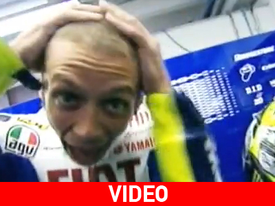 Σαν θέλει ο χορηγός… όλα γίνονται μέχρι και ο Rossi τηλεφωνήτρια!