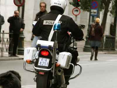 Επιτέθηκαν σε αστυνομικό για να μην τους ελέγξει