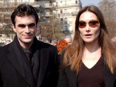 Έκλεψαν άγνωστες ερωτικές φωτογραφίες της Κάρλα Μπρούνι