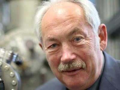 O καθ. Peter Gr&uuml;nberg στο ΘΕΡΙΝΟ ΣΧΟΛΕΙΟ 2009