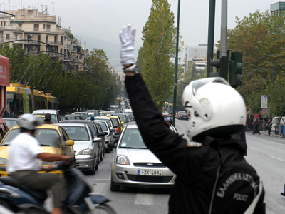 Τροχονόμος παρασύρθηκε από διερχόμενο όχημα