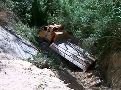 Έπεσε σε χαράδρα 10 μέτρων και σώθηκε!