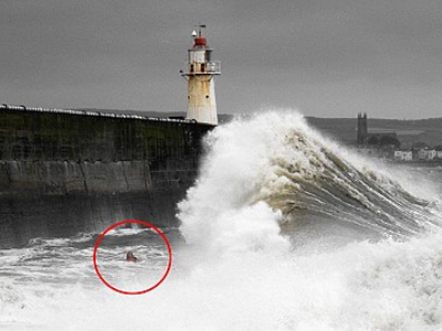 Σέρφερ γλίτωσε από κύμα “μαμούθ”