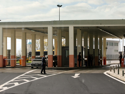 Έκρυβε λαθρομετανάστη στο ταμπλό του αυτοκινήτου του