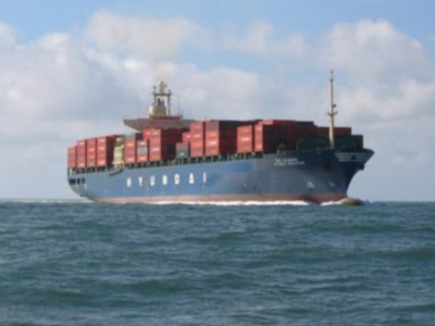 Ακυβέρνητο αλβανικό πλοίο στην Κύμη