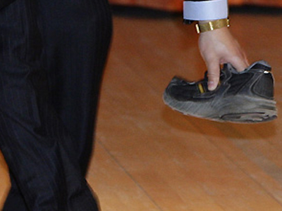 Δίωξη κατά του διαδηλωτή που πέταξε παπούτσι στον Κινέζο πρωθυπουργό