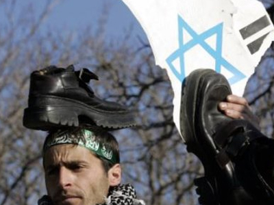 Κι άλλη επίθεση με παπούτσι