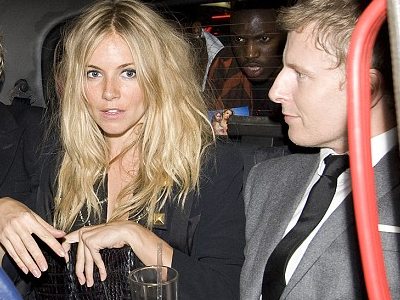 H Sienna Miller … με νέο αμόρε