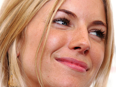 Μήνυση της Σιένα Μίλερ στους παπαράτσι