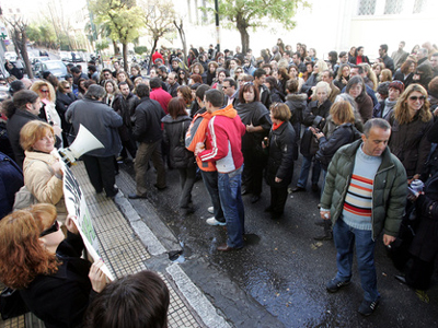 Από τις Βρυξέλλες έρχεται η λύση για τους συμβασιούχους