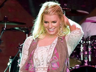 Η Τζέσικα Σίμπσον φόρεσε ξανά το σορτσάκι της «Ντέιζι Ντιουκ»