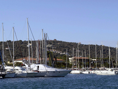 Προσάραξε τουρκικό τουριστικό σκάφος στους Αρκιούς