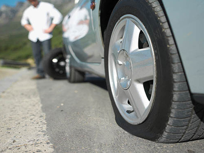 Της έσκασε το λάστιχο και της άρπαξε 62.000 ευρώ