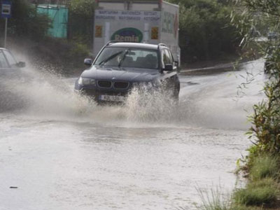 Νεροποντή παρέσυρε κατάστημα στη Γαύδο