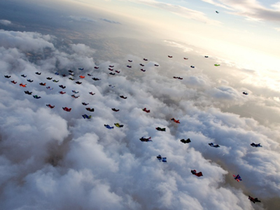 Ρεκόρ ελεύθερης πτώσης από 71 αλεξιπτωτιστές