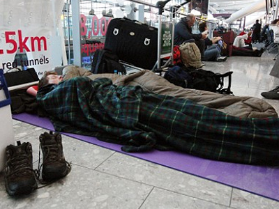 Ταλαιπωρία για χιλιάδες ταξιδιώτες της Μ. Βρετανίας λόγω κακοκαιρίας