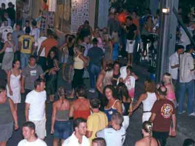 Βρετανός τουρίστας κυκλοφορούσε γυμνός στα Μάλια