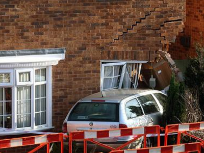 Γκρέμισε το σπίτι του… με το αυτοκίνητό του