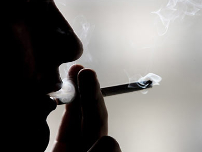 Τους πληρώνουν για να κόψουν το κάπνισμα
