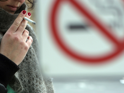 “Μπούμερανγκ” για τη Γαλλία η απαγόρευση του καπνίσματος