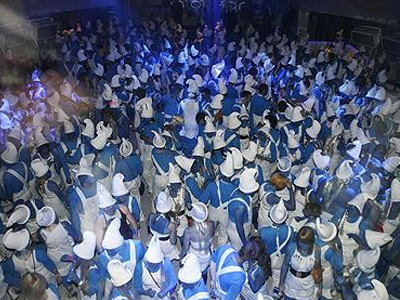 Μια ”θάλασσα” από στρουμφάκια στην Ουαλία