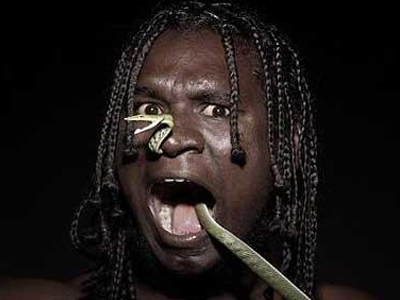 Περνά φίδια από τη μύτη και τα βγάζει από το στόμα