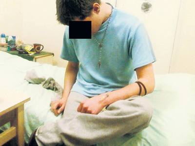 Δεσμοφύλακας προμήθευε ναρκωτικά σε φυλακισμένους