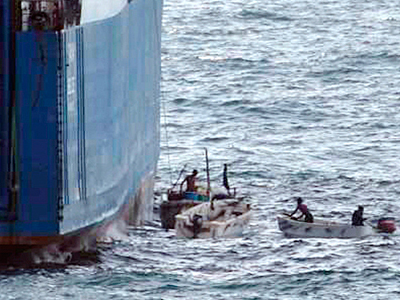 18 πλοία και 300 ναυτικοί στα χέρια πειρατών