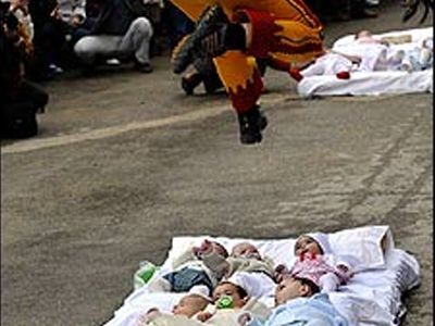 Πηδάνε πάνω από μωρά