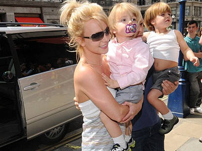 Η Britney πάει για ψώνια με τα παιδιά της