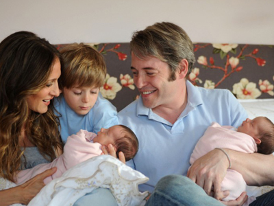 Στην αγκαλιά της Sara Jessica Parker τα δίδυμα