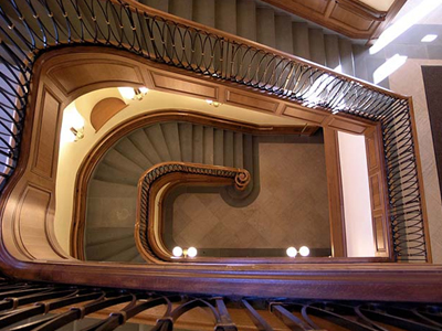 Διαρρήκτες έριξαν αστυφύλακα από τις σκάλες