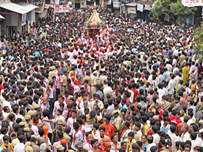 Ποδοπατήθηκαν για να…προσκυνήσουν