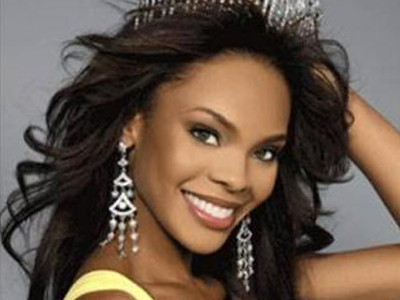 Σκόνταψε και έπεσε στην πασαρέλα