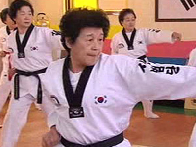 Φοβού… τις σούπερ γιαγιάδες με τη μαύρη ζώνη