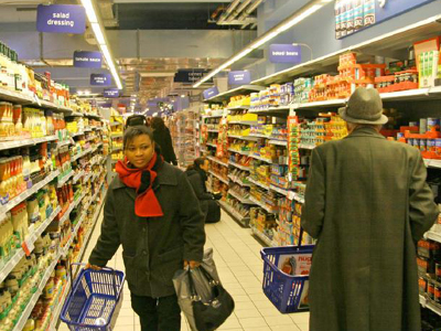 Άρχισαν να δίνουν ληγμένα τρόφιμα σε φτωχούς