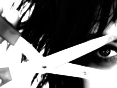 Της έκοψε τα μαλλιά με ψαλίδι για να την ληστέψει