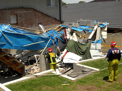 Αεροσκάφος έπεσε σε σπίτι μετά από σύγκρουση