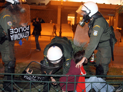 Ελεύθεροι οι 12 συλληφθέντες