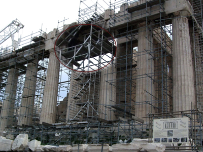 Συμβασιούχος απειλούσε να πέσει από την Ακρόπολη