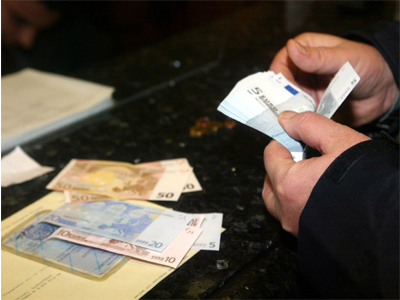 Σε «κατάσταση εκτάκτου ανάγκης» η ελληνική οικονομία