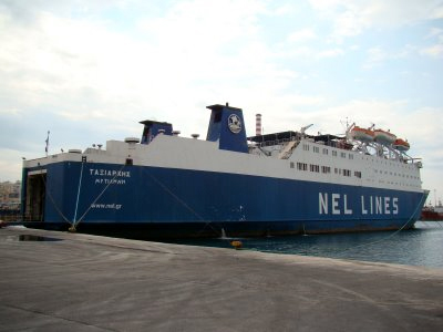 Συνεχίζεται η ταλαιπωρία για τους επιβάτες των «Θεόφιλος» και «Ταξιάρχης»