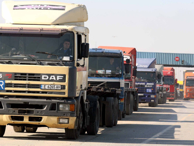 Ουρές τα φορτηγά έξω από τα τελωνεία