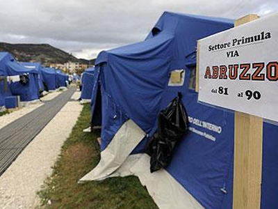 Τους… επιτρέπουν να μείνουν στις αυλές των κατεστραμμένων σπιτιών τους