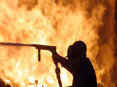 Έκαψε τους γονείς του