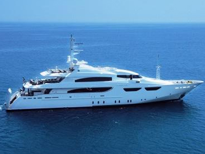 Θαλαμηγός προσάραξε στον Άγιο Κοσμά