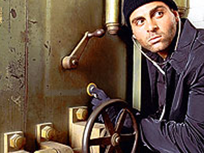 Πήγε να κλέψει τράπεζα και κλείστηκε στην τουαλέτα